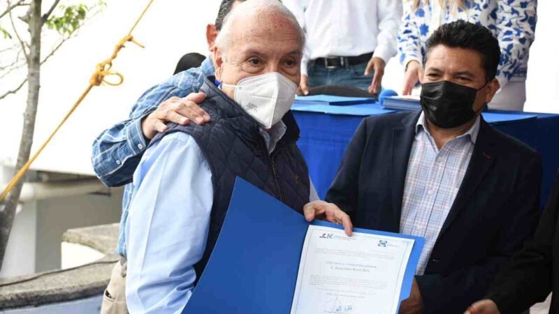 ACCIÓN NACIONAL ENTREGA CONSTANCIA A GUILLERMO RIVAS