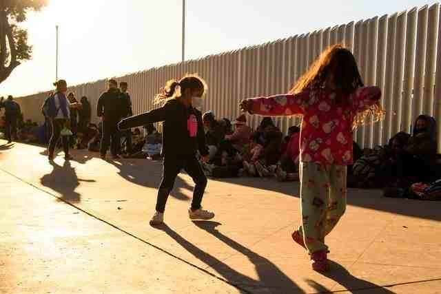 EEUU MANTIENE RETENIDOS A 5 MIL MENORES MIGRANTES NO ACOMPAÑADOS