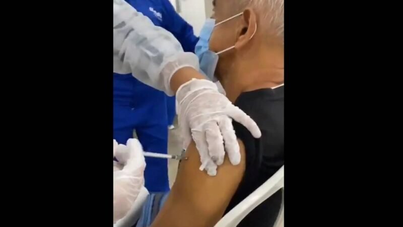 DENUNCIAN NUEVO CASO DE VACUNA CONTRA COVID-19 CON JERINGA VACÍA