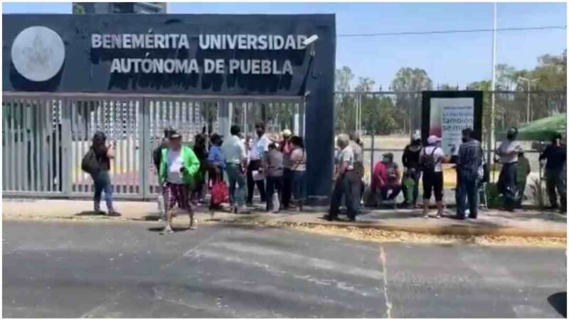 ABUELITOS SE FORMAN PARA OBTENER FICHA PARA LA VACUNA COVID; EL MENSAJE ERA FALSO