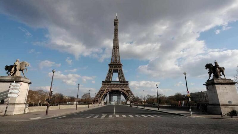 MACRON CONFINA FRANCIA  POR COVID-19 DURANTE UN MES