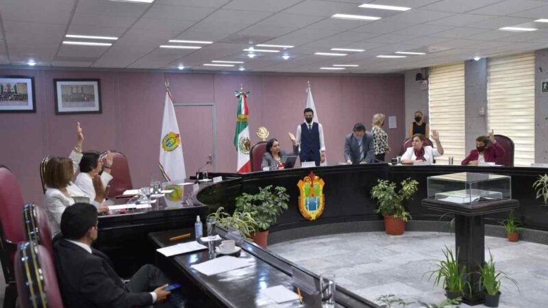 MAS FUNCIONARIOS PIDEN LICENCIA AL CONGRESO