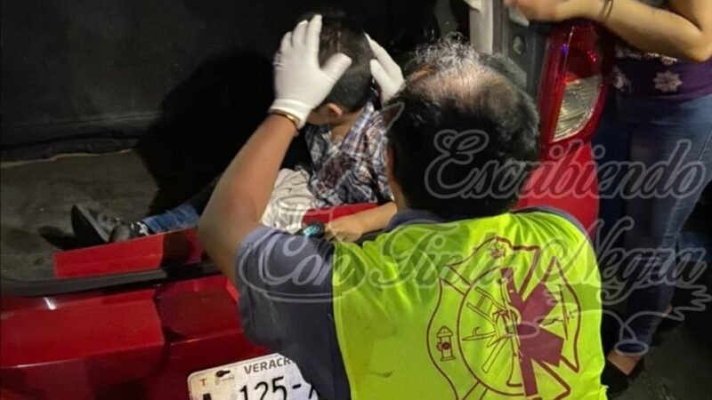 MENOR LE CAE AGUA HIRVIENDO