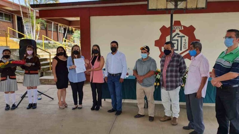 ENTREGAN ESCRITURAS A SECUNDARIA TÉCNICA DE COMAPA