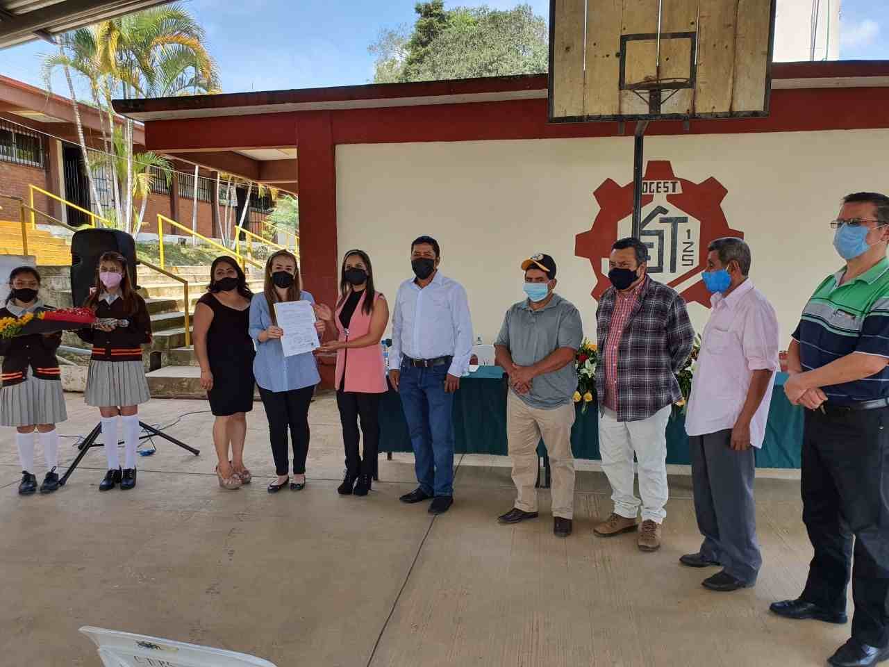 ENTREGAN ESCRITURAS A SECUNDARIA TÉCNICA DE COMAPA
