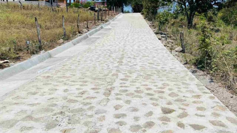 ESTRENAN CAMINOS EN COMAPA