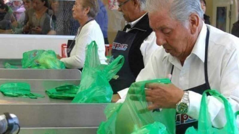 ABUELITOS REGRESARAN A TRABAJAR COMO EMPACADORES SI ESTÁN VACUNADOS CONTRA COVID-19