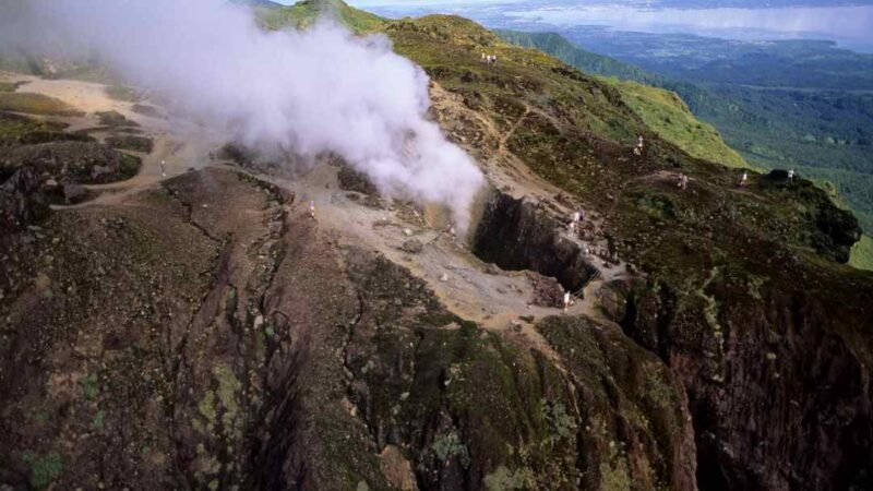 ORDENAN EVACUAR ANTE POSIBLE ERUPCIÓN DE VOLCÁN LA SOUFRIERE
