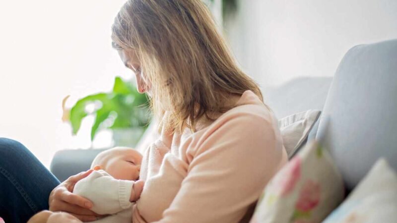 MADRES LACTANTES VACUNADAS CON PFIZER CONTRA COVID-19 TRANSMITEN ANTICUERPOS A SUS BEBÉS