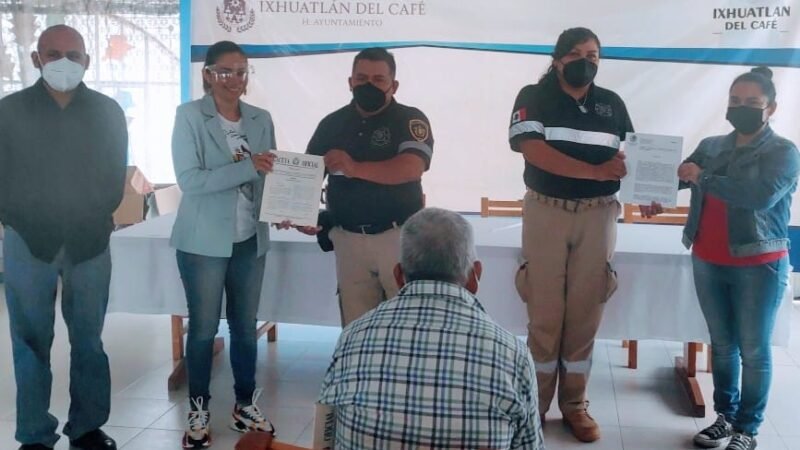 DONAN TERRENO PARA BOMBEROS DE IXHUATLÁN
