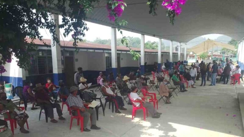 APLICAN SEGUNDA DOSIS DE VACUNA CONTRA EL COVID EN IXHUATLÁN