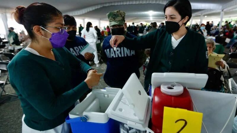 HOSPITALIZAN A MAESTRA TRAS RECIBIR VACUNA CONTRA COVID-19 EN OAXACA