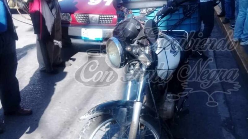 CHOCA MOTOCICLETA CONTRA TAXI
