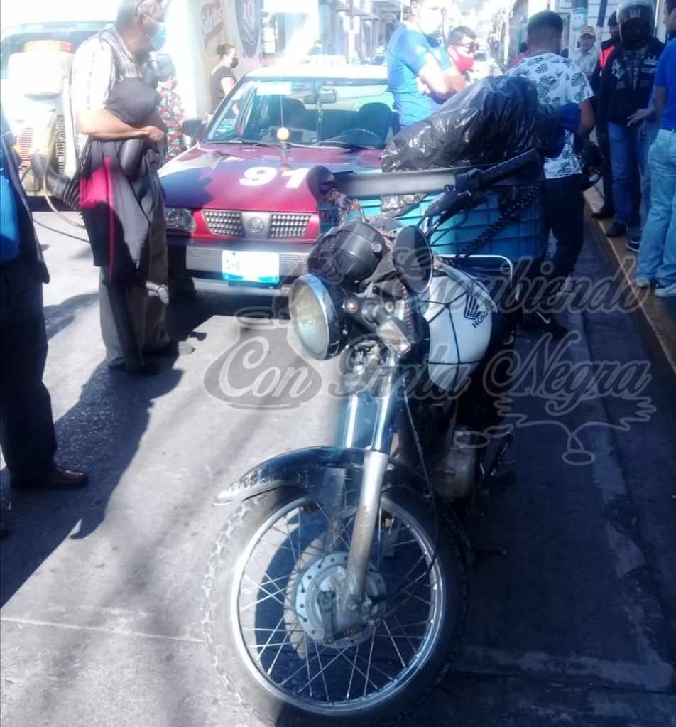 CHOCA MOTOCICLETA CONTRA TAXI