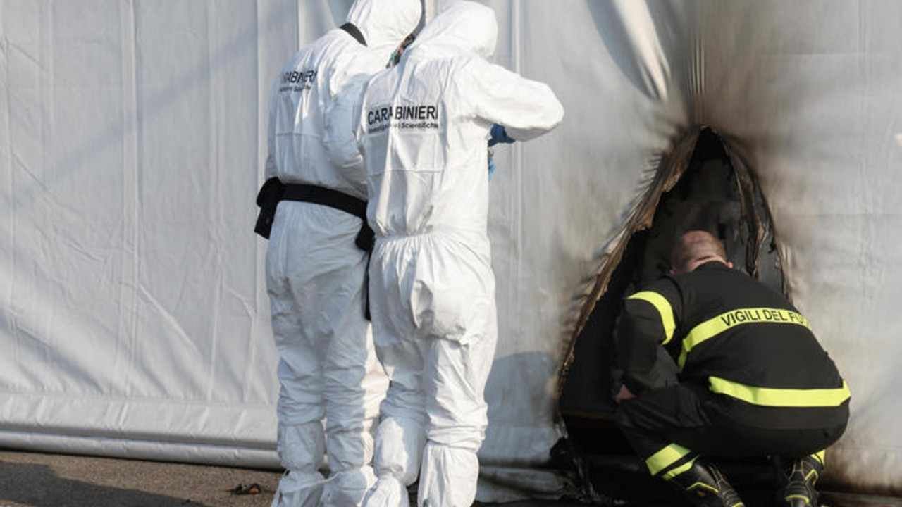DETIENEN EN ITALIA A DOS PERSONAS POR INCENDIAR UN CENTRO DE VACUNACIÓN CONTRA CORONAVIRUS