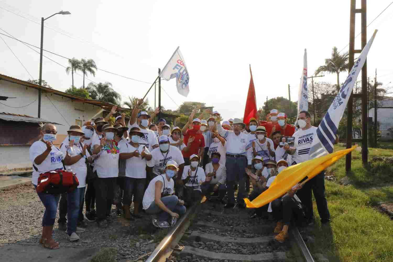 CORDOBESES RECIBEN CON ENTUSIASMO A GUILLERMO RIVAS