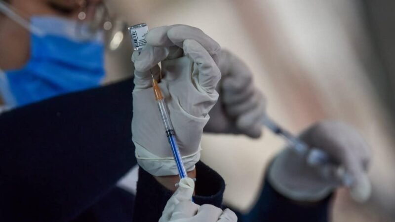 MIGRANTES FUERON VACUNADOS CONTRA COVID-19 EN ALBERGUE DE TIJUANA