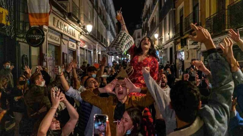 NOCHE DE FIESTAS EN ESPAÑA PARA CELEBRAR EL FIN DEL ESTADO DE ALARMA POR COVID-19