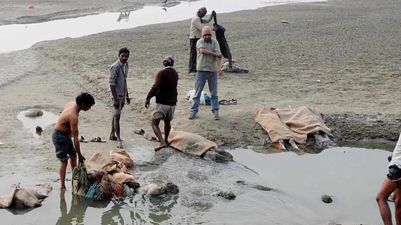 HALLAN MÁS DE 100 CADÁVERES EN RÍO GANGES EN INDIA