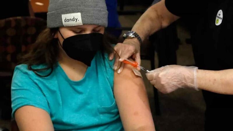 EU INICIA VACUNACIÓN CONTRA COVID-19 PARA ADOLESCENTES DE 12 A 15 AÑOS