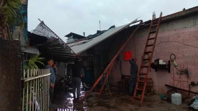 TORMENTA DEJA 25 CASAS DESTECHADAS EN IXHUATLÁN