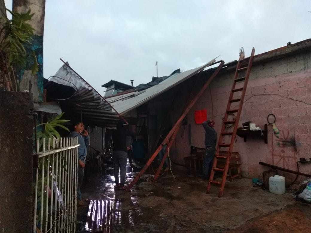 TORMENTA DEJA 25 CASAS DESTECHADAS EN IXHUATLÁN
