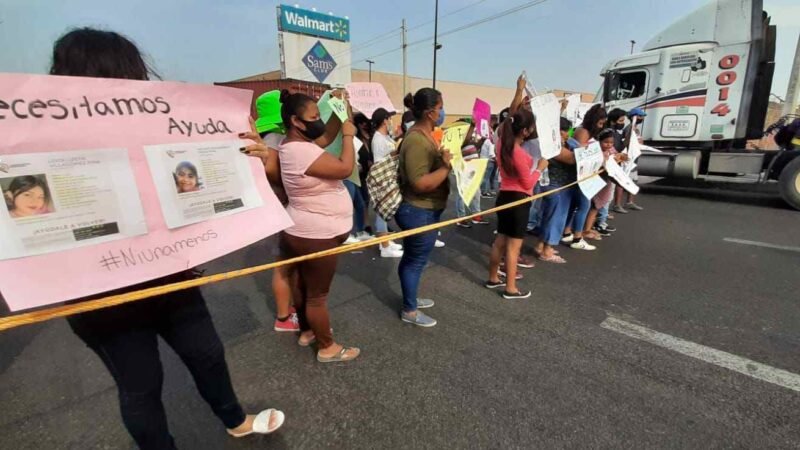 BLOQUEAN AUTOPISTA A CARDEL; PIDEN ENCONTRAR A NIÑAS DESAPARECIDAS