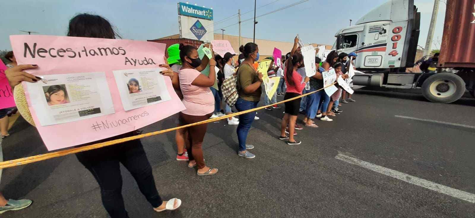 BLOQUEAN AUTOPISTA A CARDEL; PIDEN ENCONTRAR A NIÑAS DESAPARECIDAS
