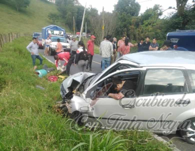 CHOCA AUTO CONTRA CAMIÓN; UN MUERTO EL SALDO