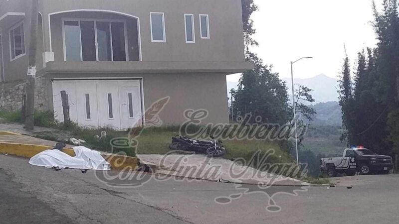 MOTOCICLISTA SE MATA AL CHOCAR CONTRA POSTE