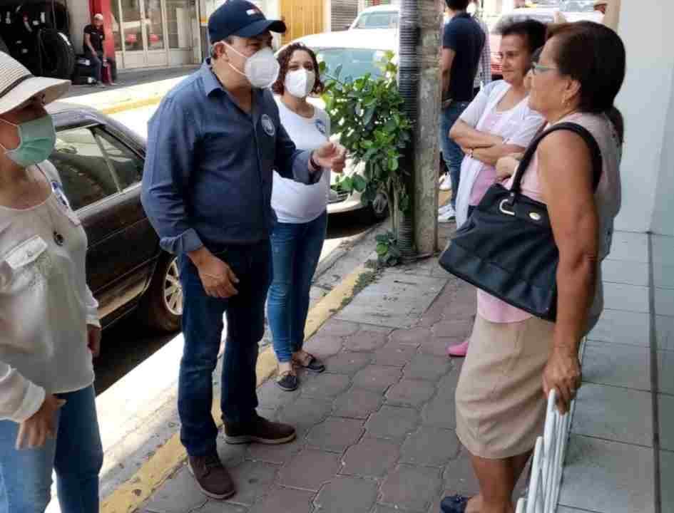 ARRANCA EL POLLO CON DEPORTISTAS Y COMERCIANTES