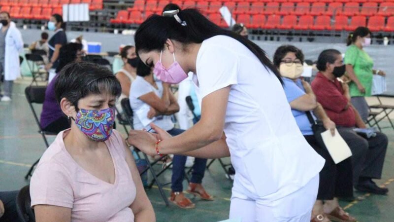 PARTICIPA IMSS EN VACUNACIÓN CONTRA COVID-19 A PERSONAS DE 50 A 59 AÑOS