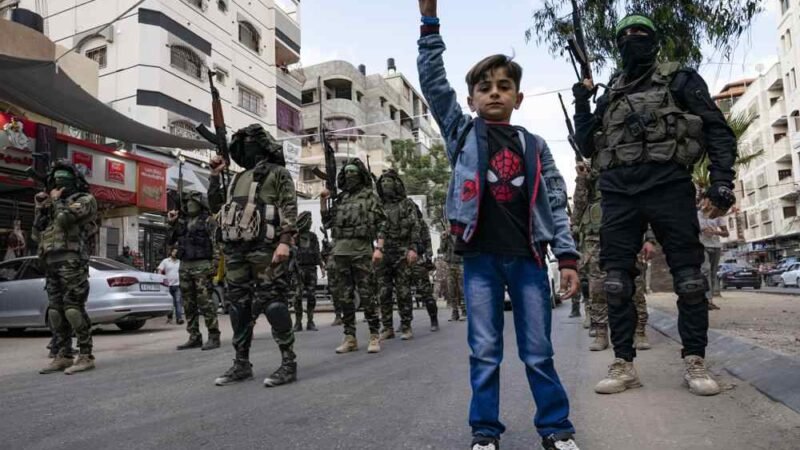 HAMAS DESFILA POR CALLES DE GAZA