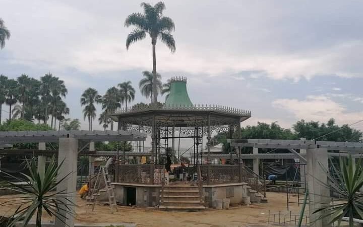COLOCAN PÉRGOLA EN PARQUE DE IXHUATLÁN
