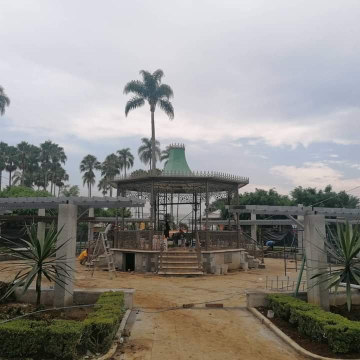 COLOCAN PÉRGOLA EN PARQUE DE IXHUATLÁN