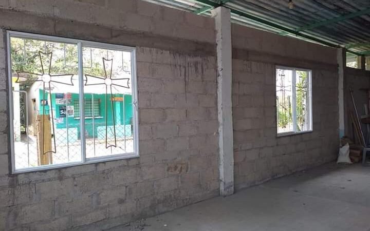 INSTALAN VENTANALES Y PORTÓN EN CAPILLA DE TOTUTLA