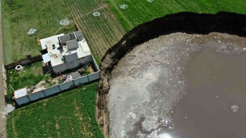FAMILIA QUE VIVÍA JUNTO A SOCAVÓN EN PUEBLA TUVO QUE DEJAR SU CASA