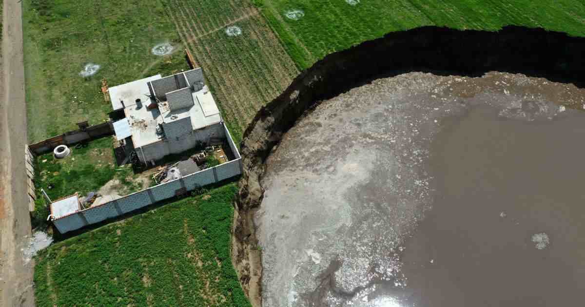 FAMILIA QUE VIVÍA JUNTO A SOCAVÓN EN PUEBLA TUVO QUE DEJAR SU CASA