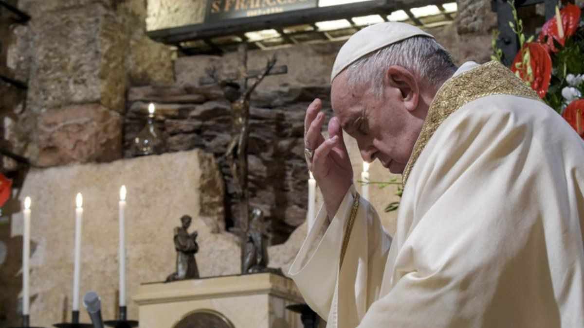 EL PAPA EVITA DISCULPARSE POR CASO DE NIÑOS INDÍGENAS MUERTOS EN CANADÁ