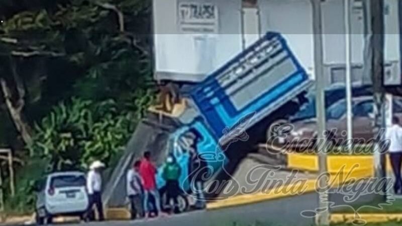 CAMIONETA, A PUNTO DE VOLCAR EN TOTUTLA