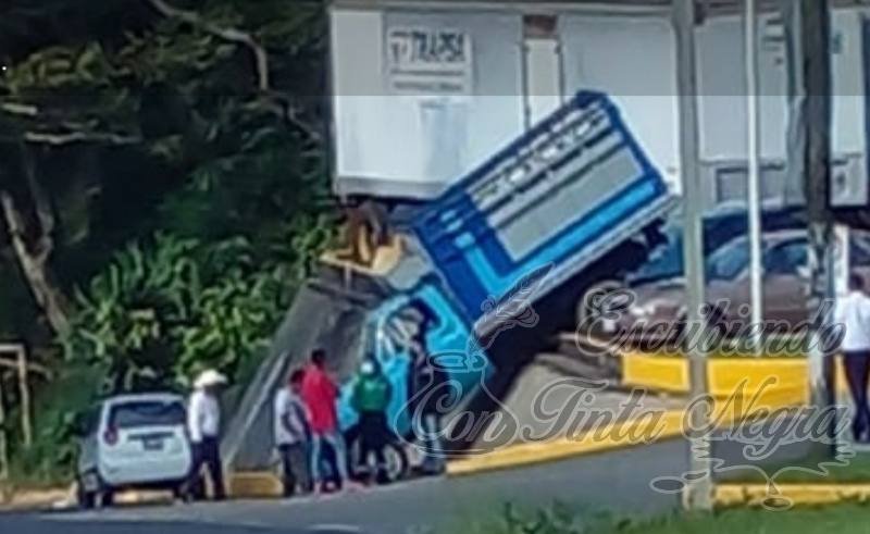 CAMIONETA, A PUNTO DE VOLCAR EN TOTUTLA