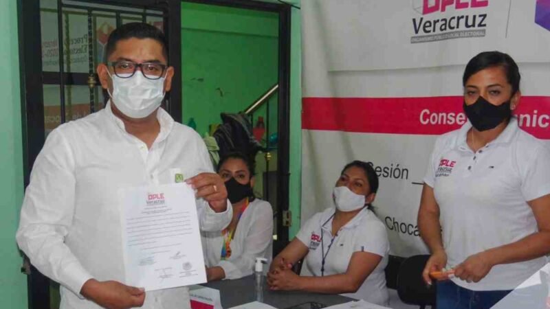 ENTREGAN CONSTANCIA A ERNESTO RUIZ