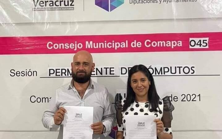 ENTREGAN CONSTANCIA A GABRIEL LAGUNES