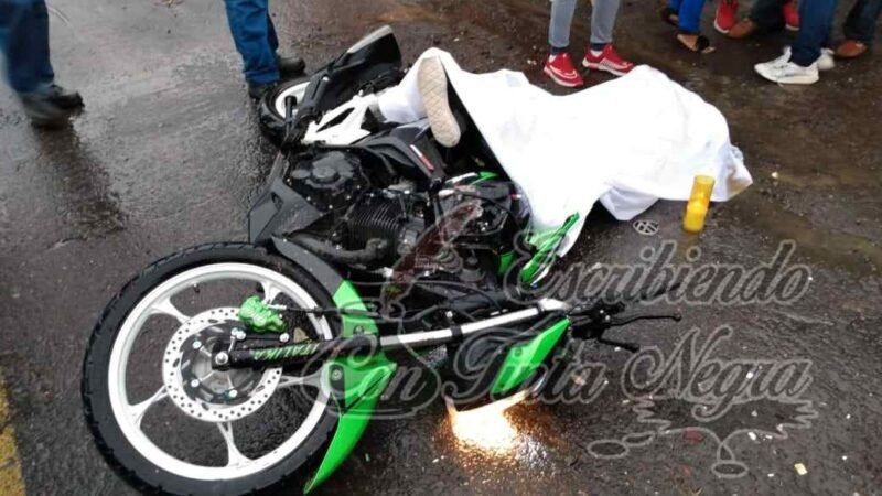MUERE MOTOCICLISTA AL CHOCAR CON AUTO