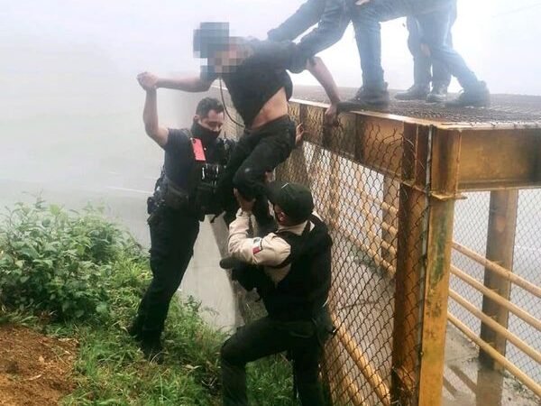 POLICÍAS FRUSTRAN SUICIDIO