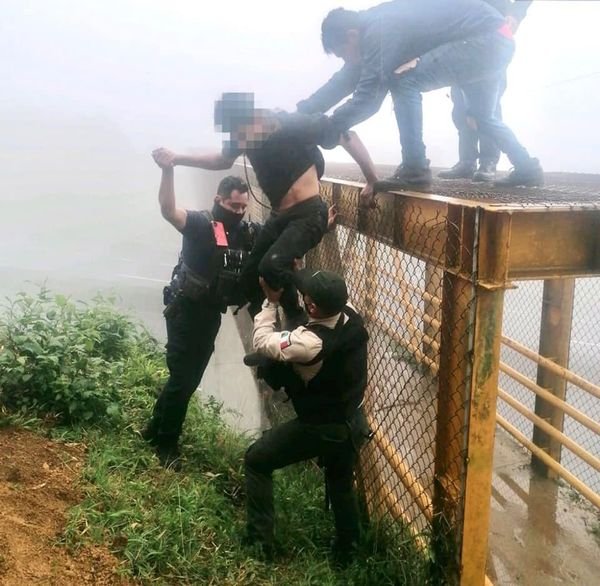 POLICÍAS FRUSTRAN SUICIDIO