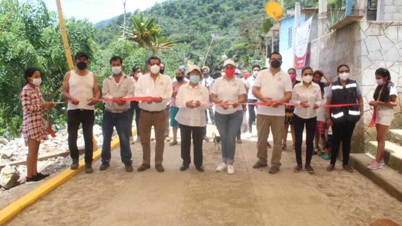 INAUGURA ALCALDESA PAVIMENTACIÓN EN ALTA LUZ
