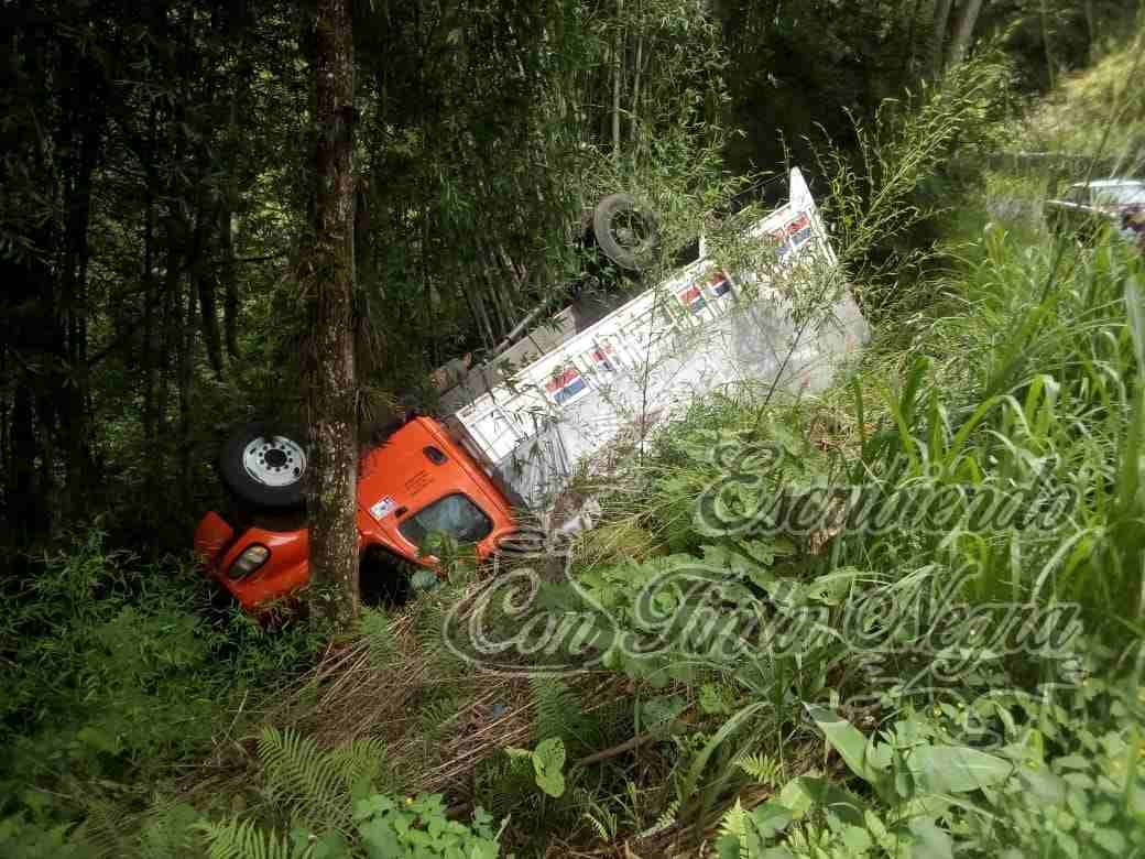 VUELCA CAMIÓN EN LA ENTRADA A CHAVAXTLA