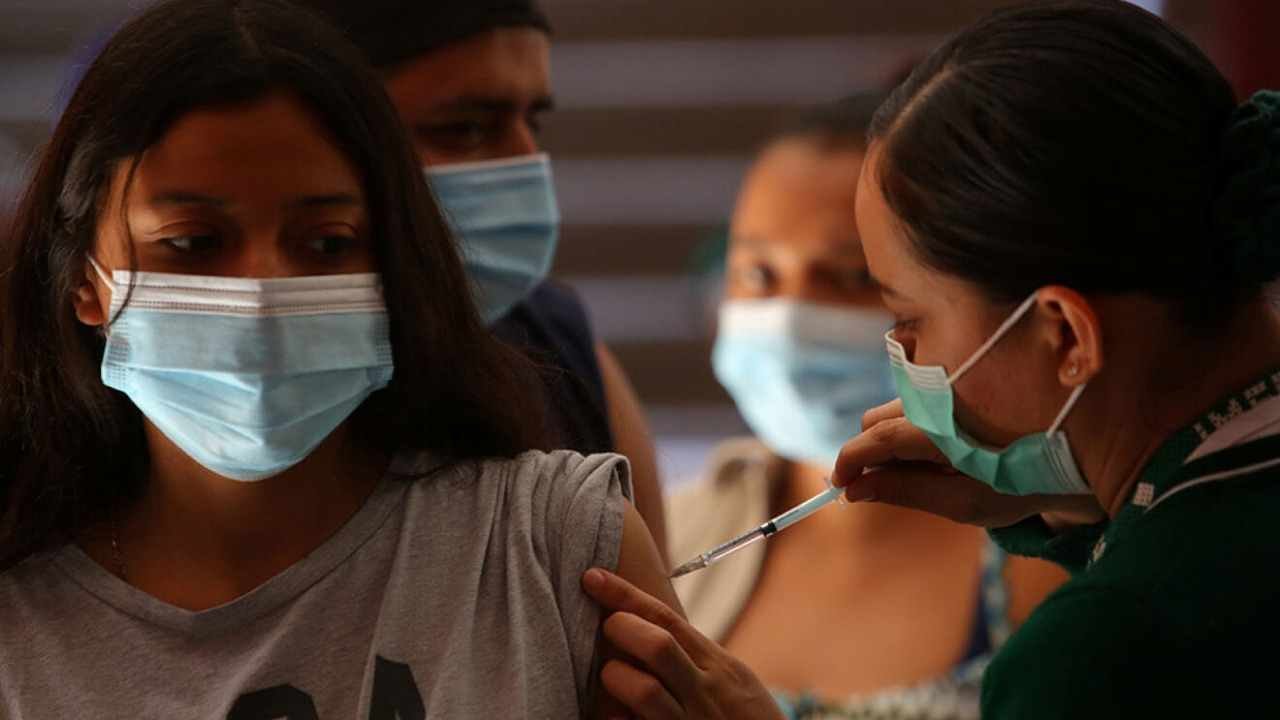 COFEPRIS AUTORIZA APLICACIÓN DE VACUNA ANTICOVID DE PFIZER EN MAYORES DE 12 AÑOS