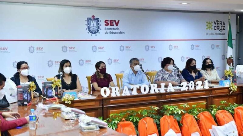 HUATUSQUEÑA GANA CONCURSO DE ORATORIA